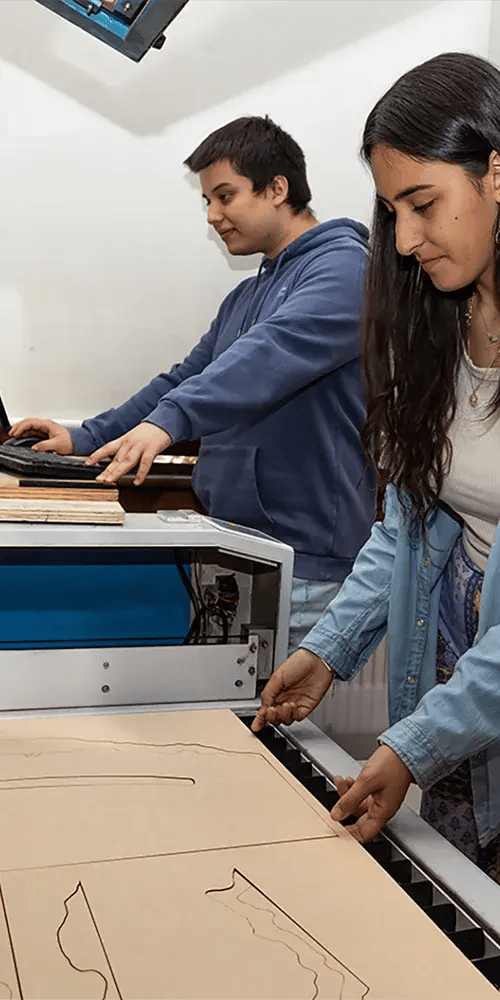 alumnos usando cortadora laser