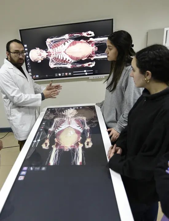 estudiantes viviendo la experiencia uss