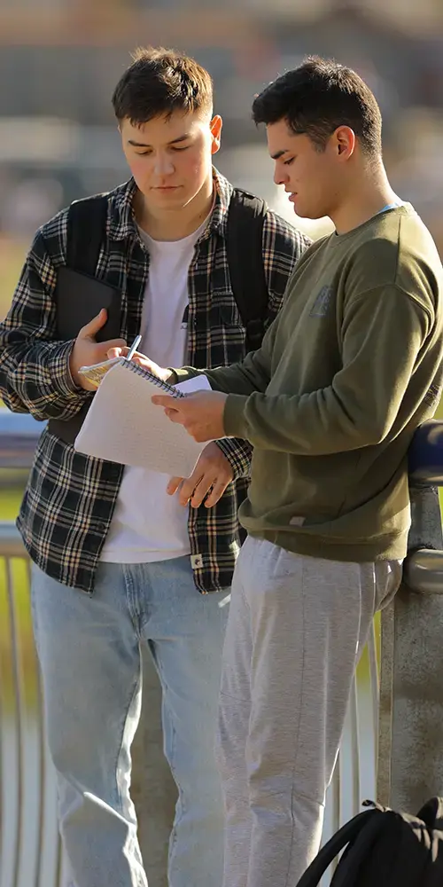 estudiantes conversando en el recreo estudiantes conversando en el recreo