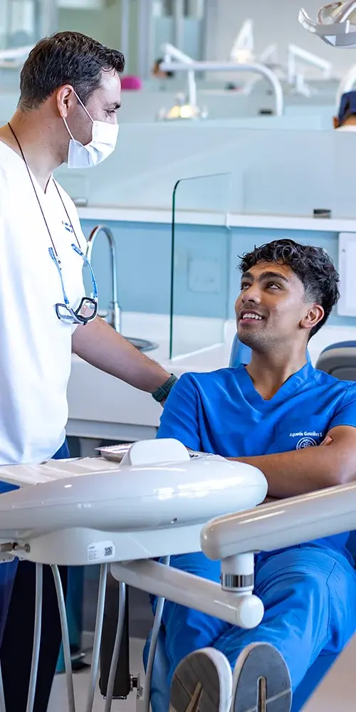 fotografía con alumno y profesor de odontología en la USS