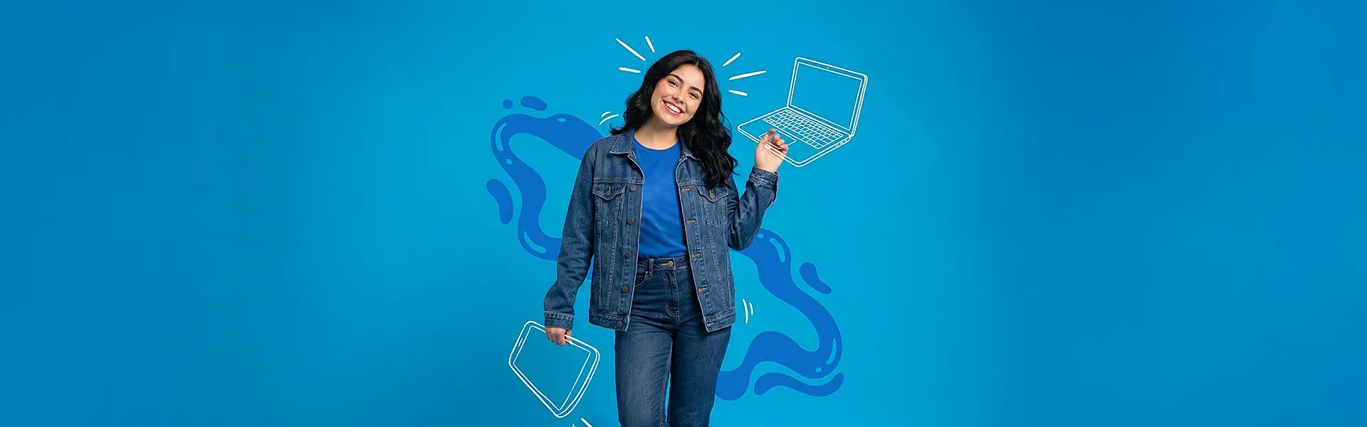 Estudiante sonriendo sobre fondo azul